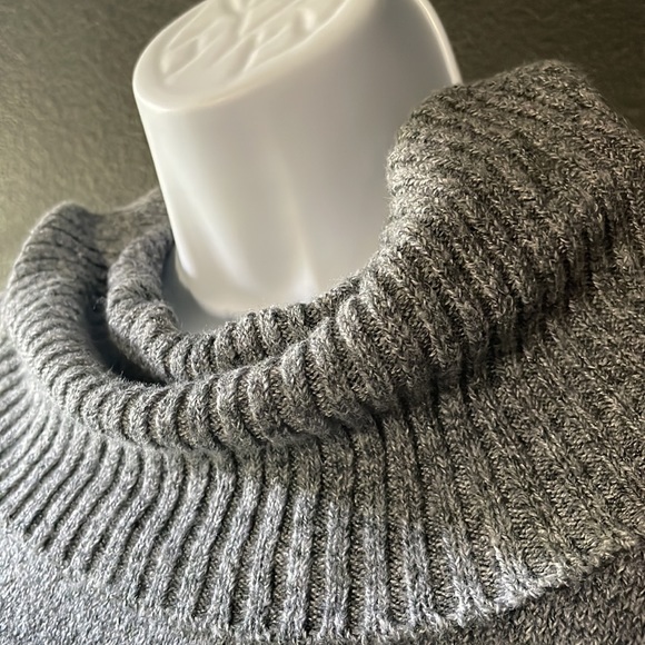 Grey sweater - Picture 1 of 8